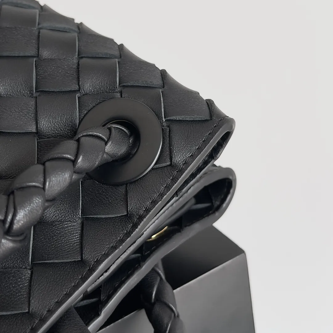 The 2023 new Andiamo batch of 2260 BV has been shipped‼ ️Really popular🔥The new Andiamo woven handbag launched by Bottega Veneta this season is really popular all over the world! ! Celebrities at home and abroad have worn it, and Oscar-winning actress Michelle Yeoh has taken it out on the street. Song Jia, Trai Yara, Yu Feihong, Sanji Ayaka, Rosie Hunting-Whiteley, Yoshioka Riho, etc. have all picked up this bag. It is classic and versatile, showing off its temperament, and the bag capacity is also large, which is very convenient for daily commuting! ! A variety of carrying methods, the shoulder straps can be adjusted by yourself, the original lambskin feels soft and delicate, and the unisex style breaks the gender boundaries and brings a more practical and long-lasting use experience. Andiamo, which has both elegant and casual styles, perfectly interprets the true appearance of "fashionable old money style". Style number: 743572 Size: 32*24*12